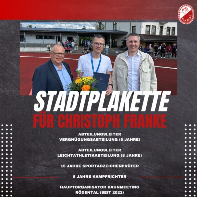 🏅 Ehre, wem Ehre gebührt! 🏅
Christoph Franke vom VfB Einberg wurde mit der Stadtplakette in Bronze der Stadt Rödental ausgezeichnet – für über 15 Jahre ehrenamtliches Engagement! 💪👏
Verliehen beim Bahnmeeting Rödental – dort, wo Christoph auch als Hauptorganisator glänzt.
Seine beeindruckende Bilanz:
🔸 6 Jahre Abteilungsleiter der Vergnügungsabteilung
🔸 8 Jahre Abteilungsleiter Leichtathletik
🔸 15 Jahre Sportabzeichenprüfer
🔸 8 Jahre Kampfrichter
🔸 Seit 2022: Hauptorganisator des Bahnmeetings
Auf dem Bild:
📸 Links: Martin Stingl, stellv. Landrat
📸 Rechts: Bürgermeister Marco Steiner
Danke, Christoph, für deinen unermüdlichen Einsatz für den Sport und die Gemeinschaft! 🙌🔥
#VfBEinberg #Ehrenamt #Bahnmeeting #Rödental #Leichtathletik #Dankeschön #Sportheld